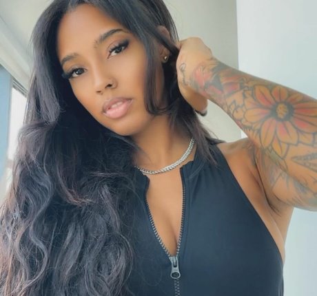 Nahá fotka uniklých OnlyFans od Sasha Chevolleau