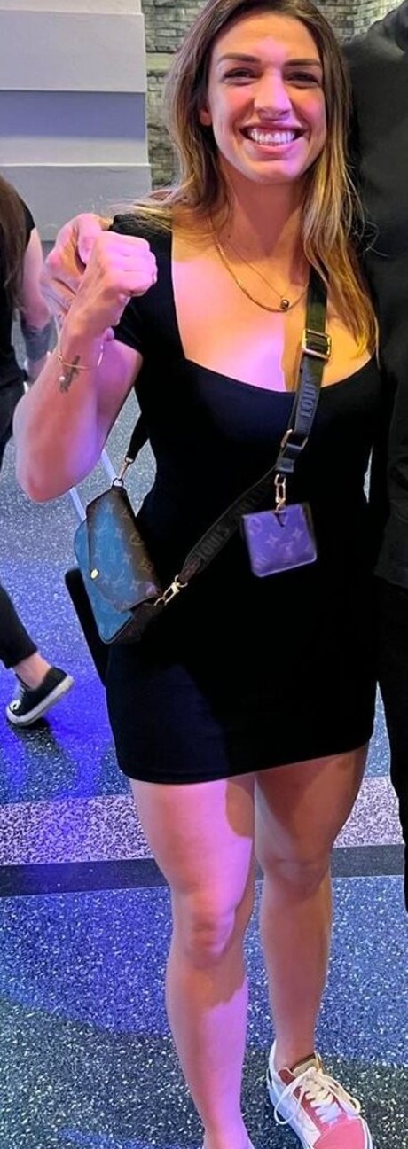 Naakte gelekte OnlyFans-foto van Mackenzie Dern