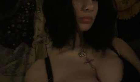 Alasti lekkinud OnlyFans-i pilt Milkichan