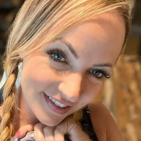 Alasti lekkinud OnlyFans-i pilt Hxllywxxdz