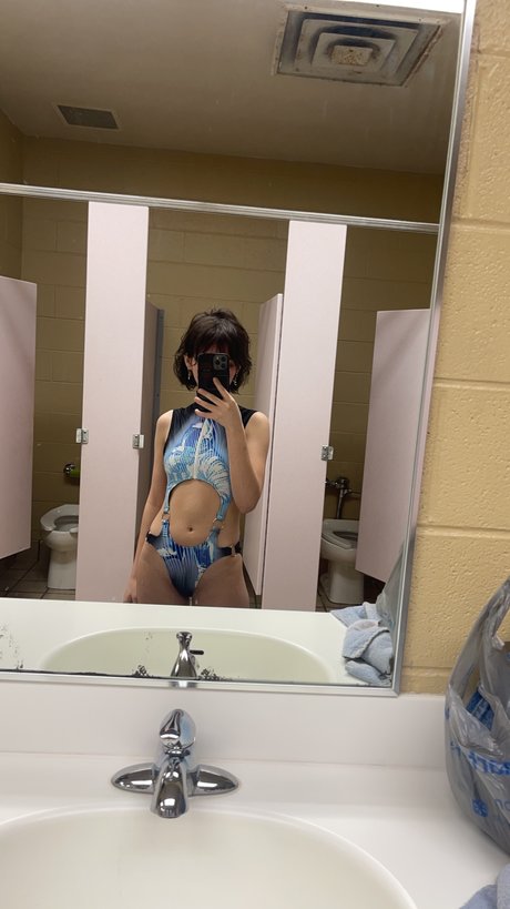 Alasti lekkinud OnlyFans-i pilt Robin