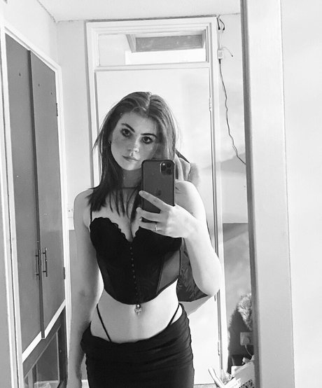 Naken lekkede OnlyFans-bilde av Skyepastapins