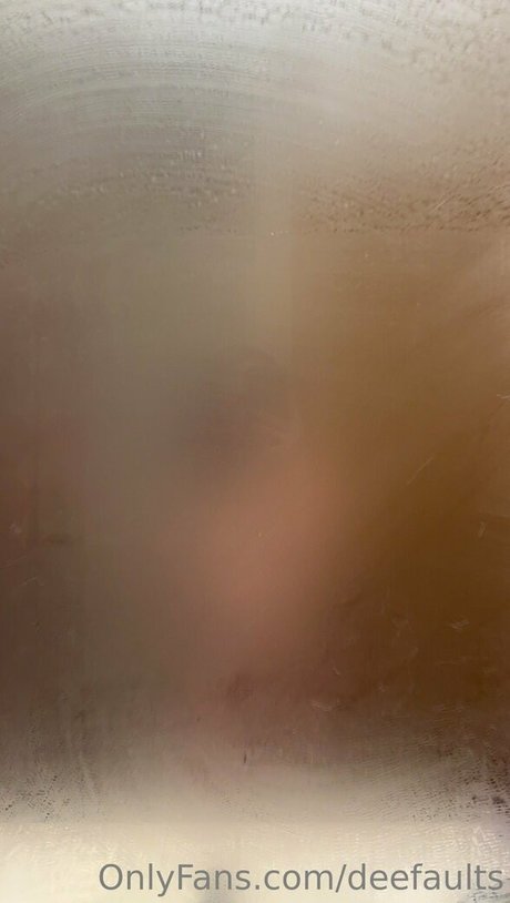 Naken lekkede OnlyFans-bilde av Deefaults