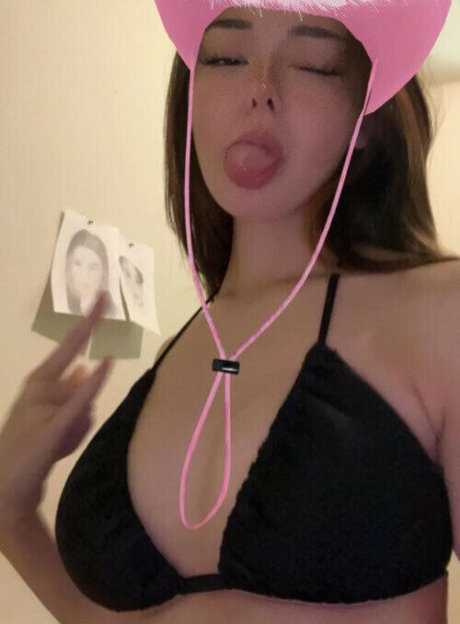 Nahá fotka uniklých OnlyFans od Carly Mai