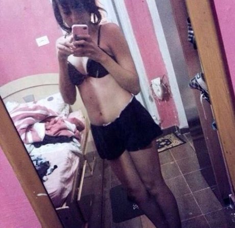 Naakte gelekte OnlyFans-foto van Yuunyu