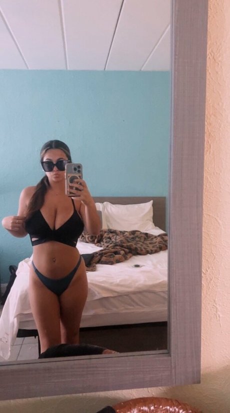 Naakte gelekte OnlyFans-foto van Ava Schillaci