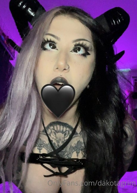 Alasti lekkinud OnlyFans-i pilt Ravengriim