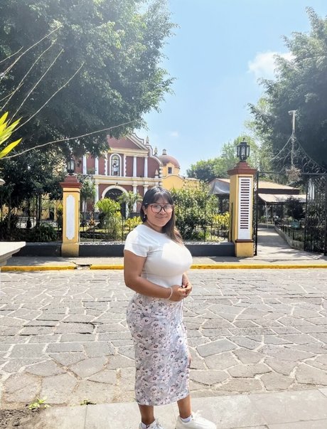 Foto di nudo di fuga di OnlyFans di Ari Mar