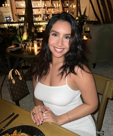 Alasti lekkinud OnlyFans-i pilt Deyaris Arai