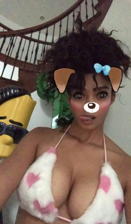 Naken lekkede OnlyFans-bilde av Milaj