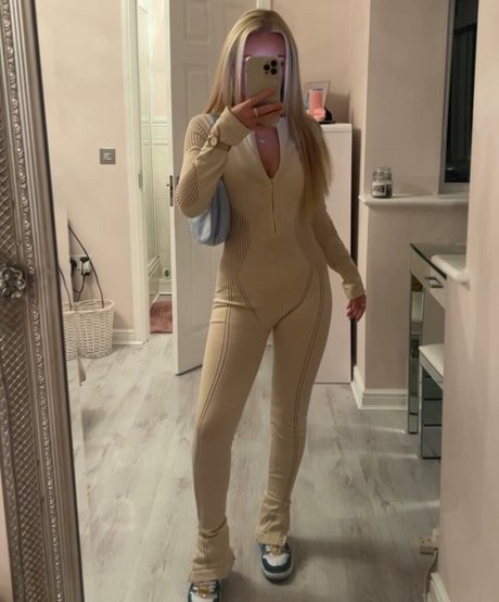 Alasti lekkinud OnlyFans-i pilt Lily Mcalpine