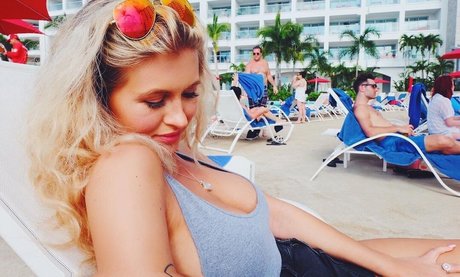 Naakte gelekte OnlyFans-foto van Aimee Eline