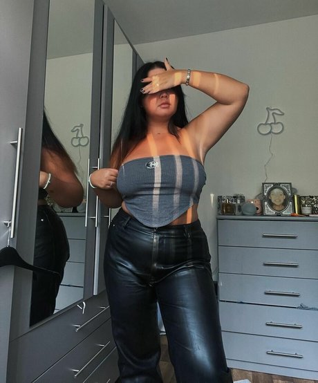 Naken lekkede OnlyFans-bilde av Caravernon