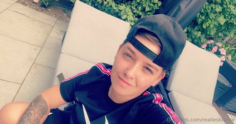 Naakte gelekte OnlyFans-foto van Reallesbiansx