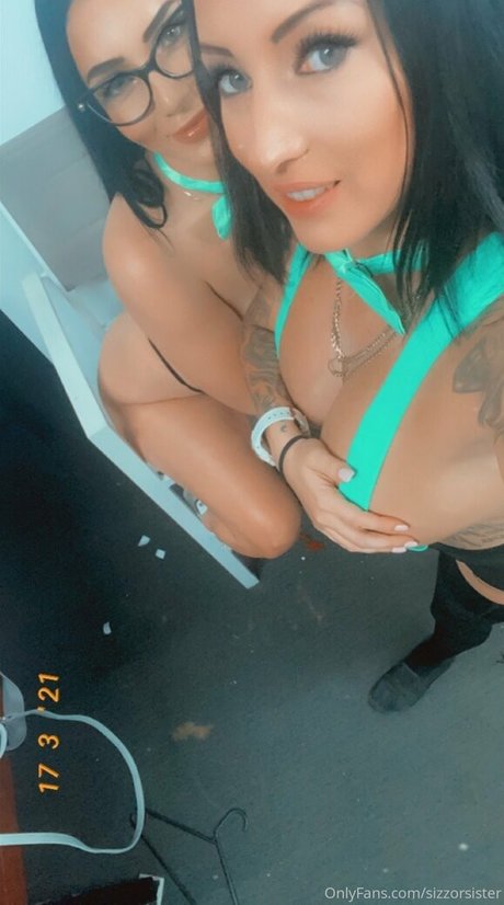 Nahá fotka uniklých OnlyFans od Sizzorsister