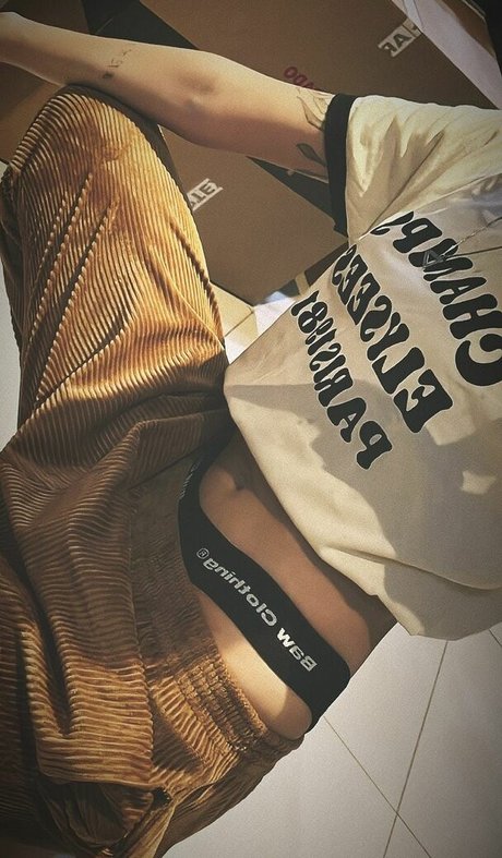 Naakte gelekte OnlyFans-foto van Loud Thaiga