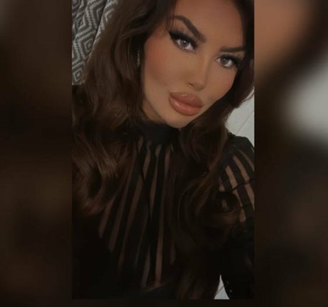 Foto desnuda filtrada de OnlyFans de Ellehutchx