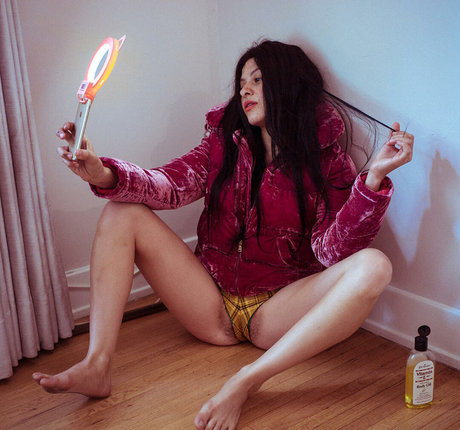 Nahá fotka uniklých OnlyFans od Alia Shawkat