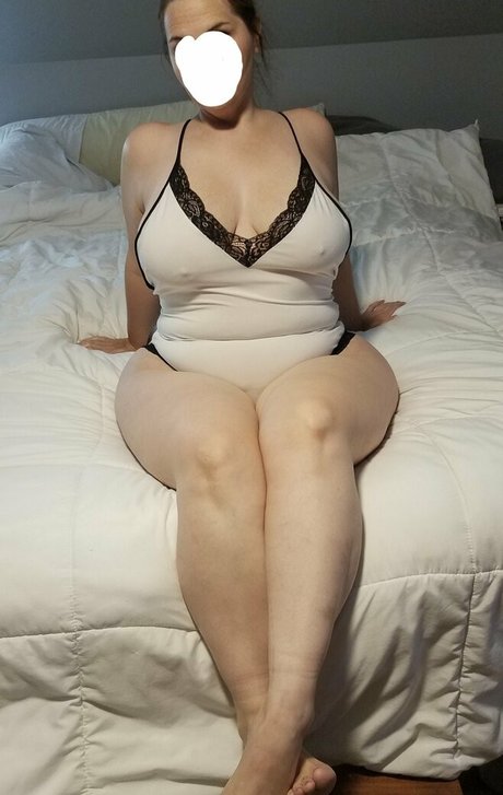 Nacktes geleaktes OnlyFans-Foto von Myprettywifesfeet