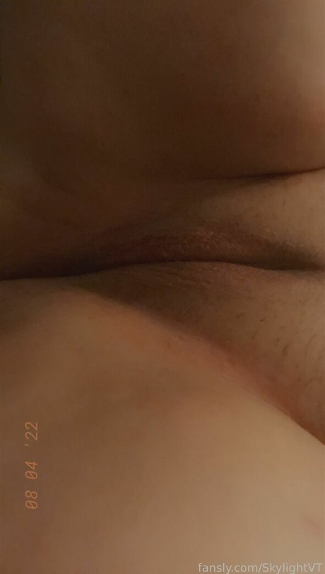 Alasti lekkinud OnlyFans-i pilt Skylightvt