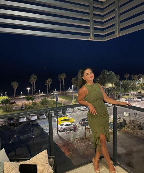 Nahá fotka uniklých OnlyFans od Mezdha Afzali