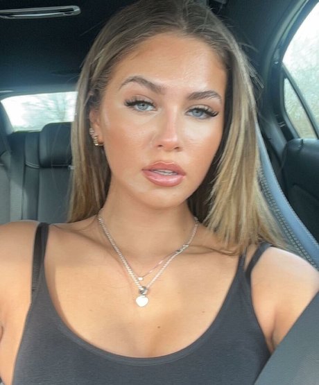 Naakte gelekte OnlyFans-foto van Laragiorr