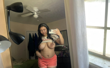 Обнаженная фотография утечки OnlyFans от Jsxminn