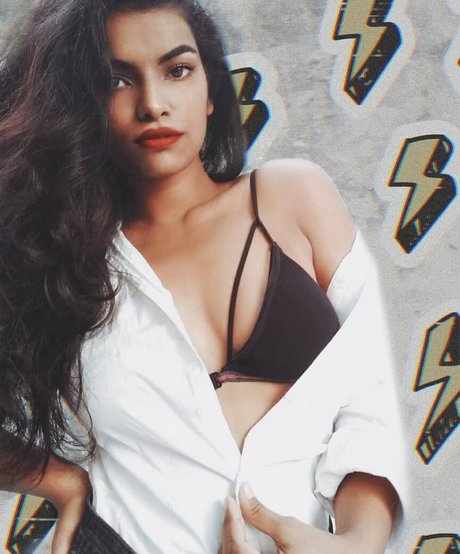 Alasti lekkinud OnlyFans-i pilt Nidhi Goel