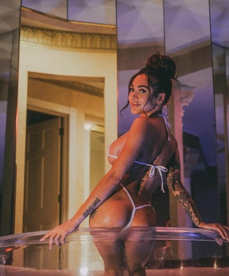 Naken lekkede OnlyFans-bilde av Leena Wild