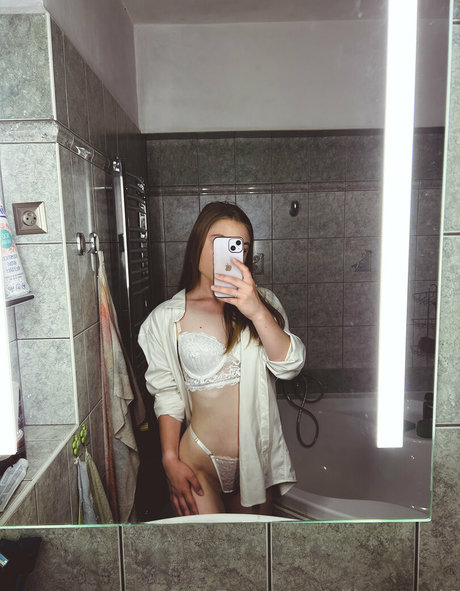 Naken lekkede OnlyFans-bilde av Ellieangel4