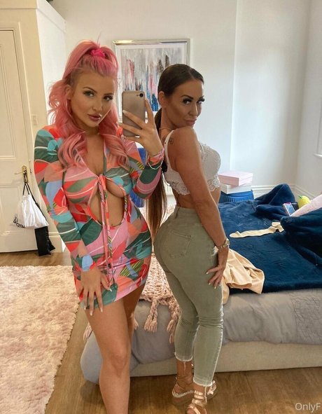 Alasti lekkinud OnlyFans-i pilt Ladyamandarendall