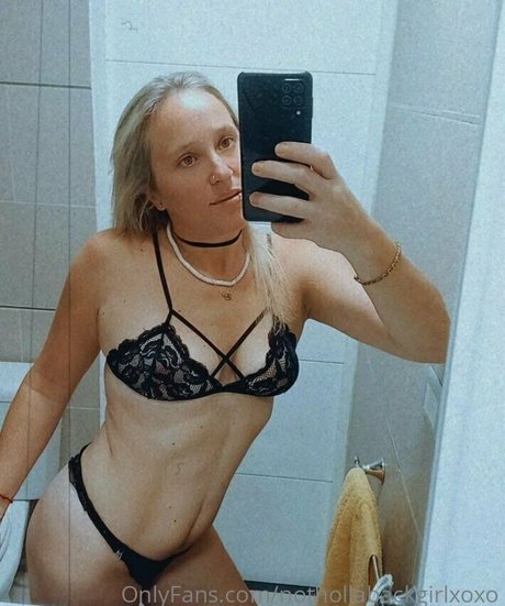 OnlyFans-model Nothollabackgirlxoxo