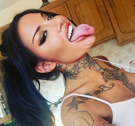 Alasti lekkinud OnlyFans-i pilt Inkedupdoll