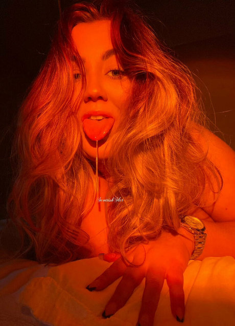 Alasti lekkinud OnlyFans-i pilt Kellycarmichael