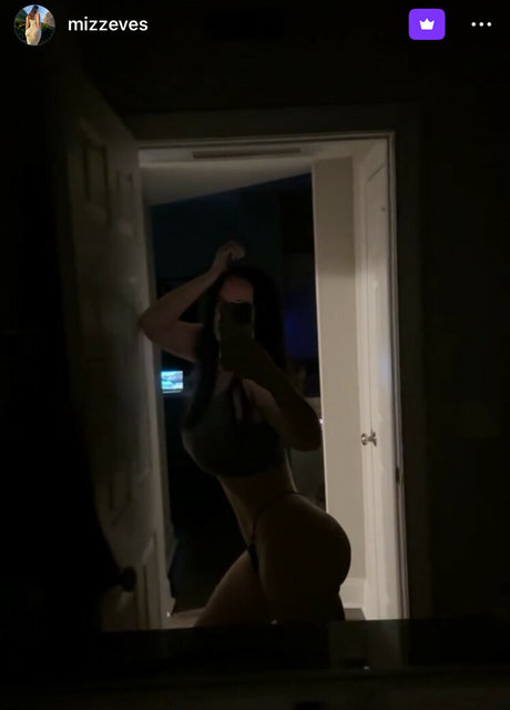 Nahá fotka uniklých OnlyFans od Mizzeves