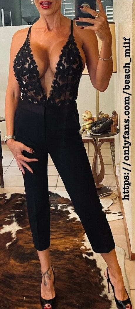 Nacktes geleaktes OnlyFans-Foto von The Beach Bunny Milf