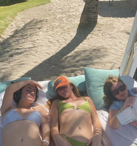 Naken lekkede OnlyFans-bilde av Lizzie Sennott