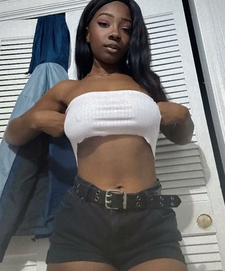 Foto di nudo di fuga di OnlyFans di Niyahmoeye