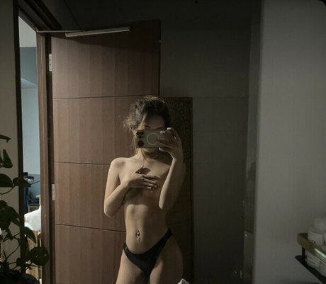 Nahá fotka uniklých OnlyFans od Kelly Kellyinpain