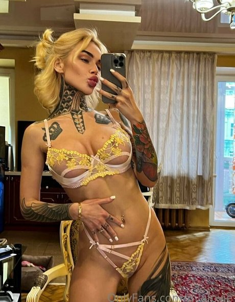 Miafoxybae naked leaks OnlyFans pic