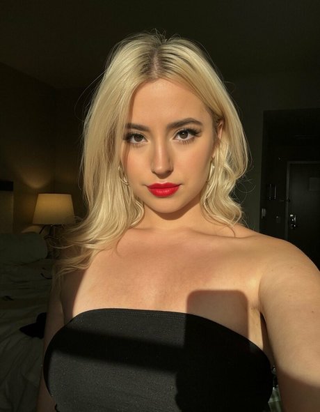 Naken lekkede OnlyFans-bilde av Ashley St Clair