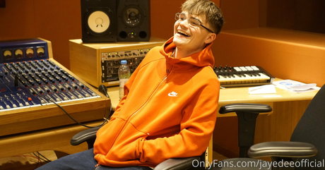 Naakte gelekte OnlyFans-foto van Jayedeeofficial