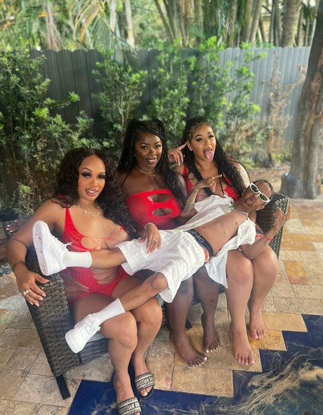 Обнаженная фотография утечки OnlyFans от Alienland