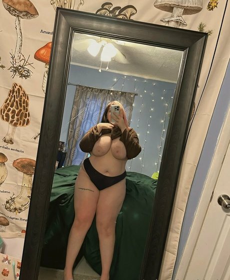 Alasti lekkinud OnlyFans-i pilt Urlocalgothbaby