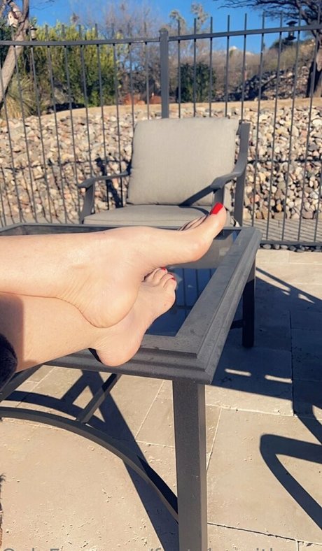 Alasti lekkinud OnlyFans-i pilt Footplaywithsavanna