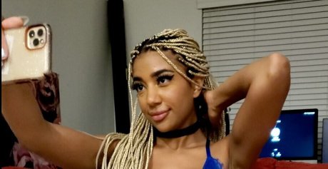 Naakte gelekte OnlyFans-foto van Partyatari