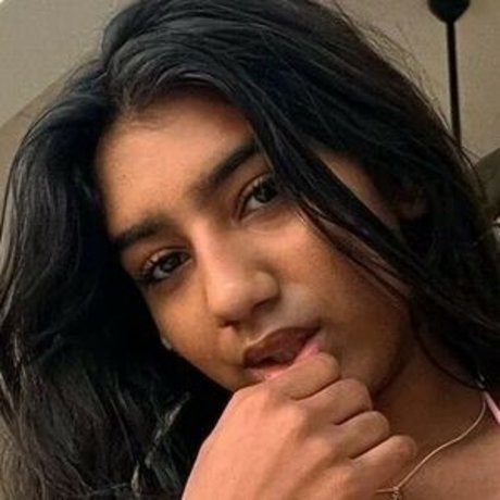 Alasti lekkinud OnlyFans-i pilt Amira Shiwraj