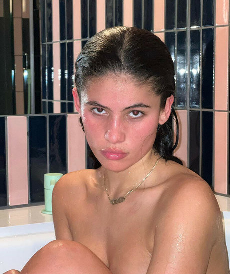 Naakte gelekte OnlyFans-foto van Isabella Carr