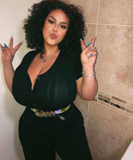 Naken lekkede OnlyFans-bilde av Hunny Mims