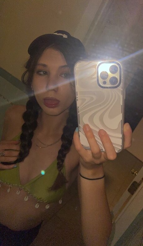 Alasti lekkinud OnlyFans-i pilt Siosay